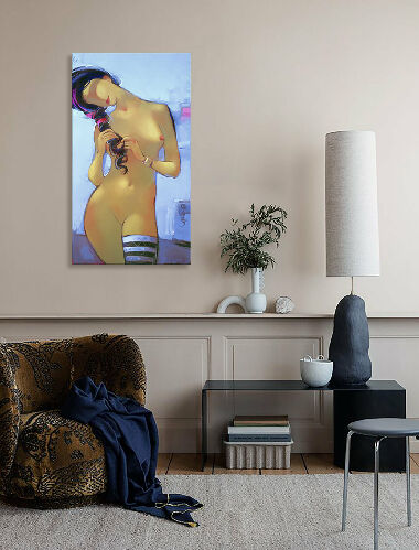 Дівчина що заплітає косу