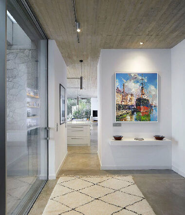 МІЖ ДВОМА БЕРЕГАМИ