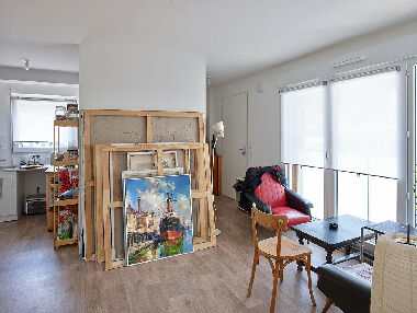 МІЖ ДВОМА БЕРЕГАМИ