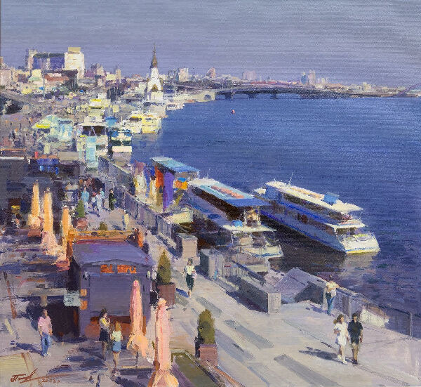 Біля річкового вокзалу