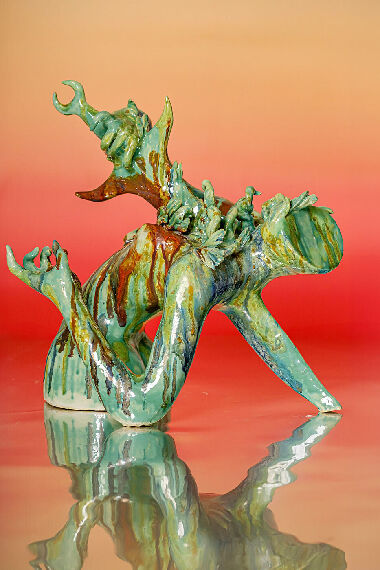 Она достаёт меч