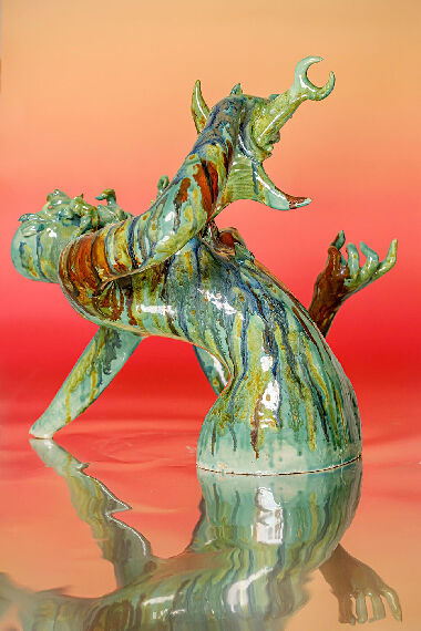 Вона виймає меч