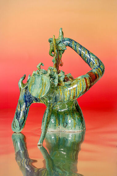 Вона виймає меч