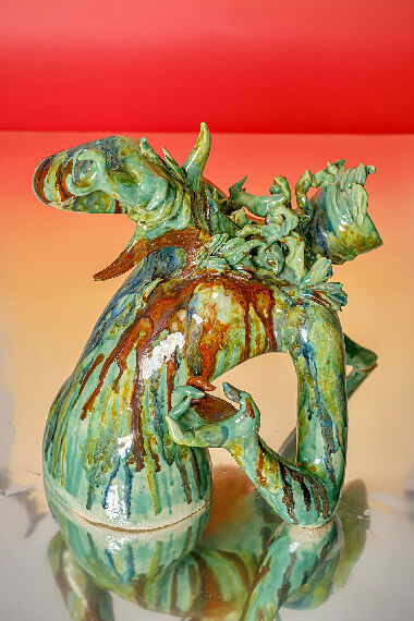 Вона виймає меч