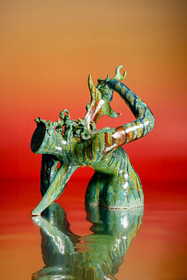 Вона виймає меч