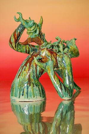 Вона виймає меч