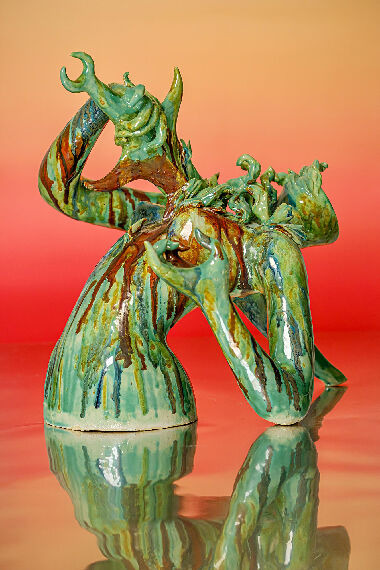 Она достаёт меч