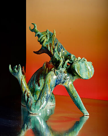 Она достаёт меч