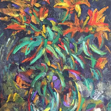 Помаранчеві квіти на темному фоні