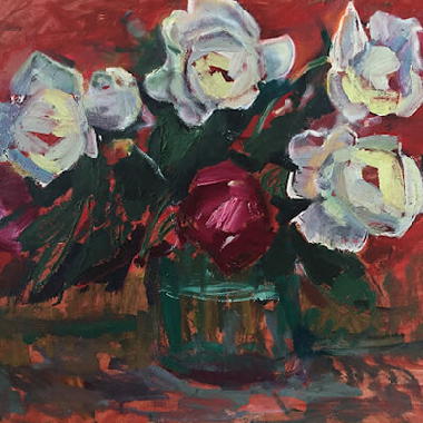 Белые розы на красном фоне