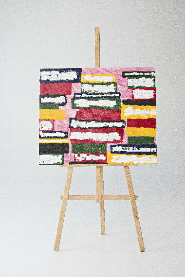 Изоляция. Книги в розовой комнате