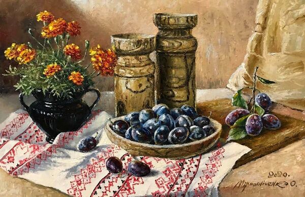 Натюрморт с бархатцами и сливами