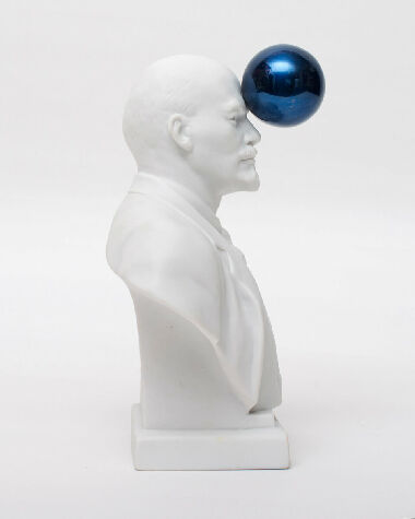 Ленин со стеклянным шаром